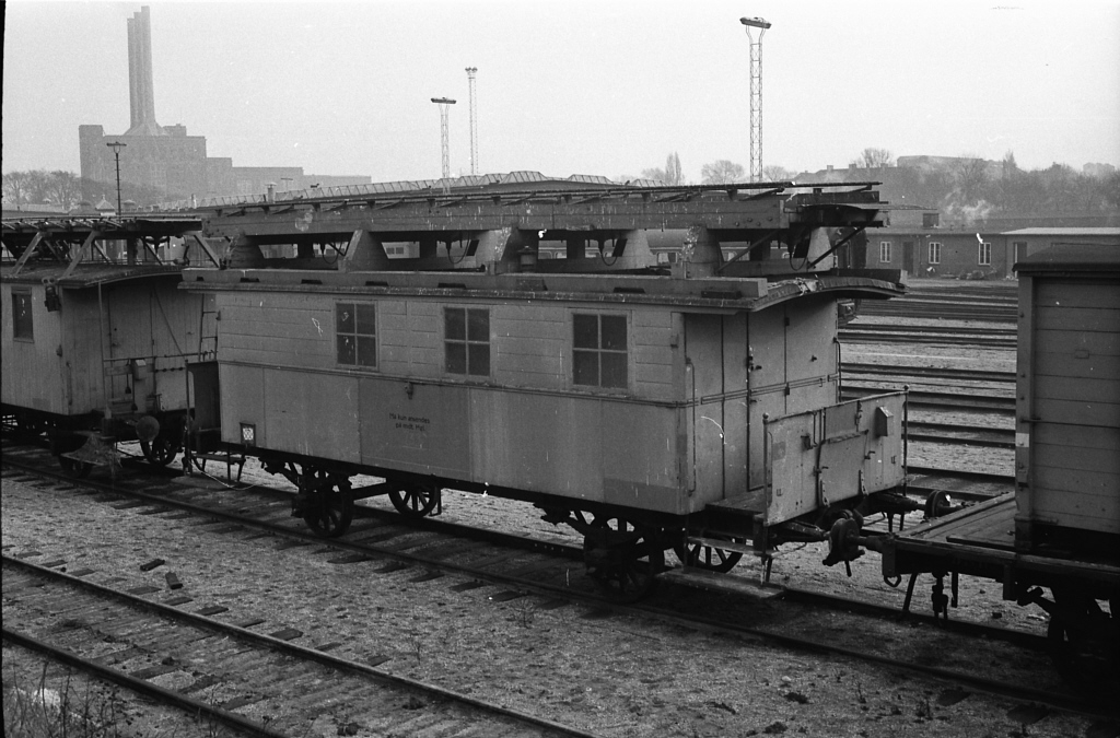 Tjvg. 733 05-02-1968, tidligere Tårnvogn nr. 3. Svanemøllen. Bemærk nyt gelænder af stålrør. Foto K.E. Jørgensen.